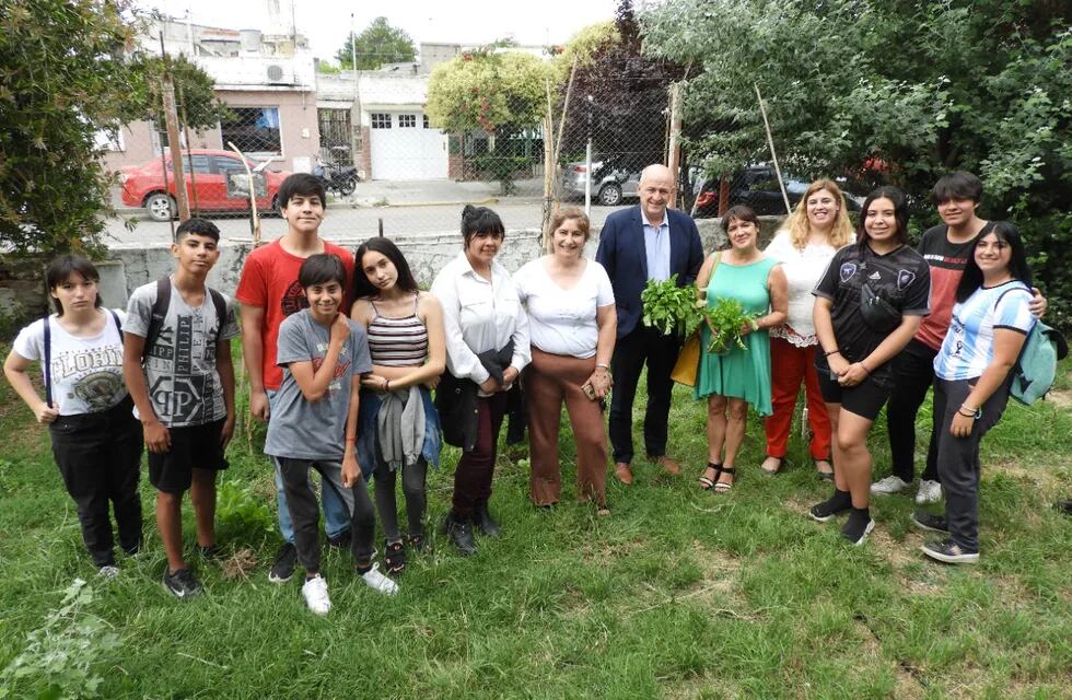 La Escuela Media N°1, tiene su huerta en un predio cedido por el Municipio.