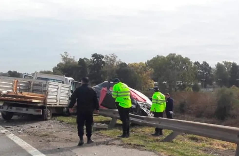 El accidente ocurrió alrededor de las 13, a la altura del kilómetro 2, en Granadero Baigorria. (Twitter)