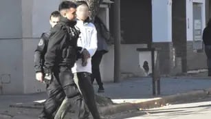 Traslado de uno de los detenidos por el robo a una estación de servicios de Luis Palacios