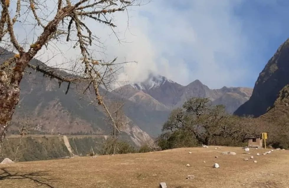 Los cerros de Orán arden hace tres semanas. (Radio Güemes)