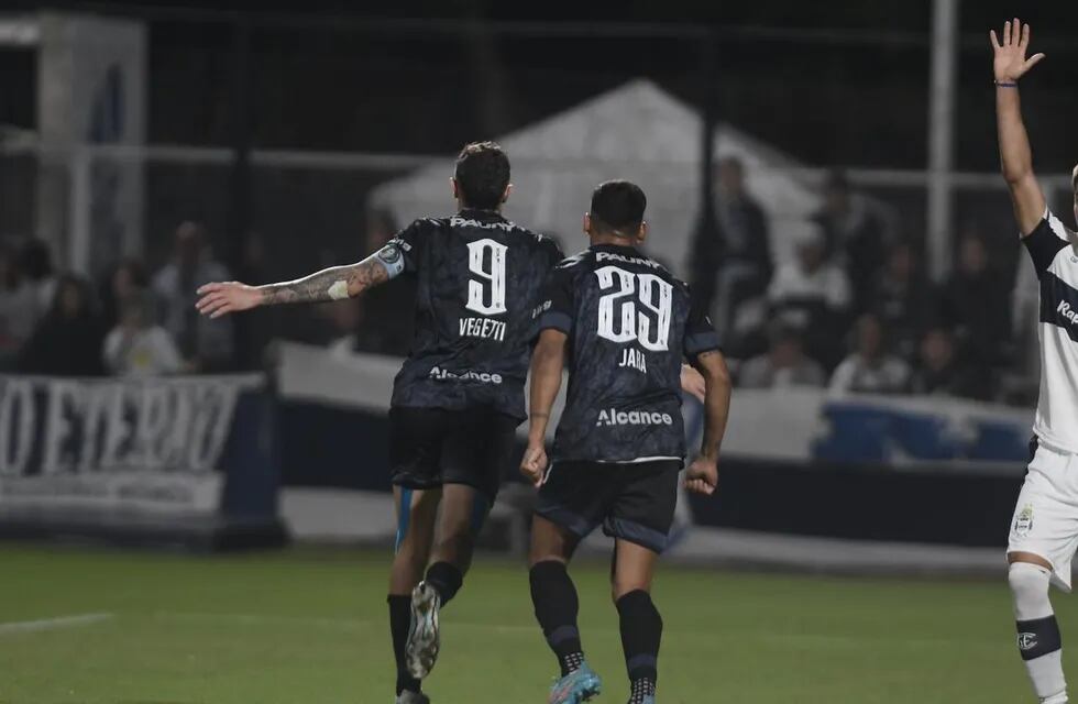 Belgrano y otra sólida actuación, para el 2-0 sobre Gimnasia con doblete de Pablo Vegetti (Federico López Claro / La Voz).