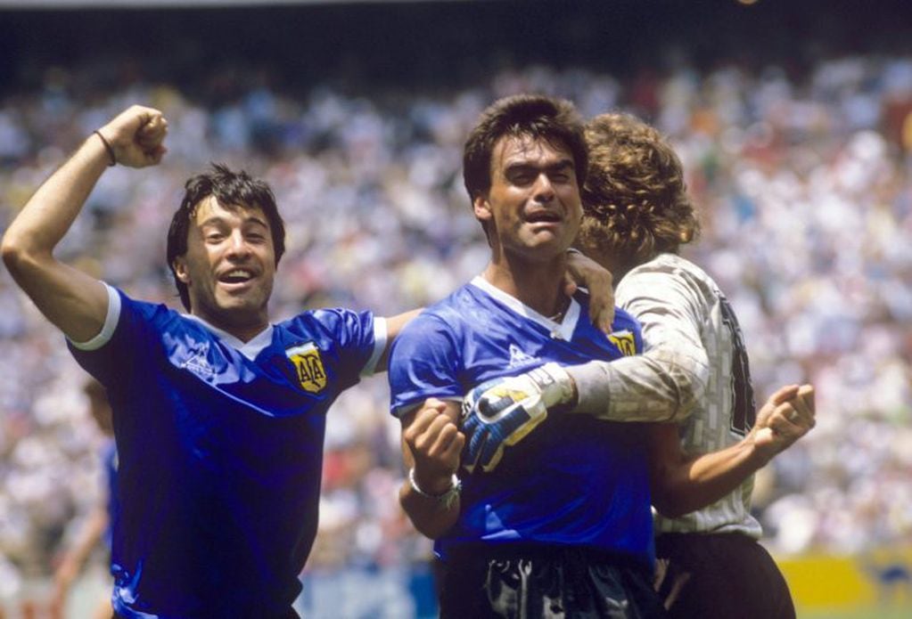 ARCHIVO - Imagen de los jugadores argentinos Julio Olarticoechea, José Luis Brown y Nery Pumpido festejando el 22/06/1986 en Ciudad de México.