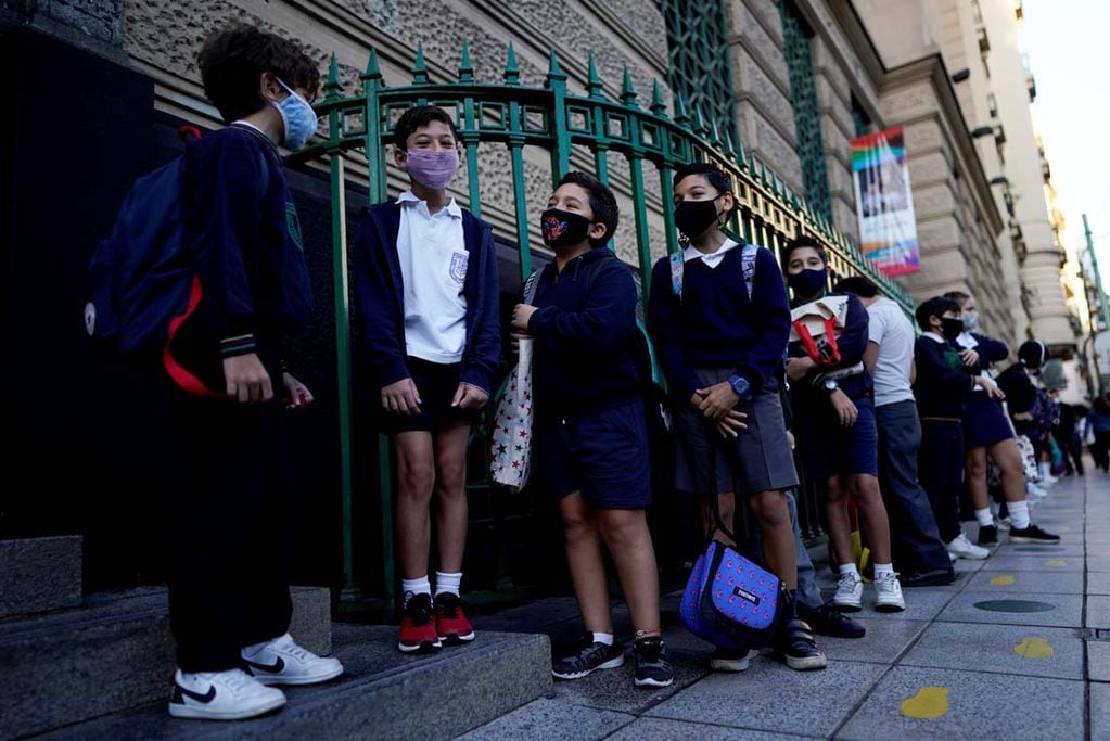 Fila de niños esperan para ingresar en una escuela en Buenos Aires. (AP)