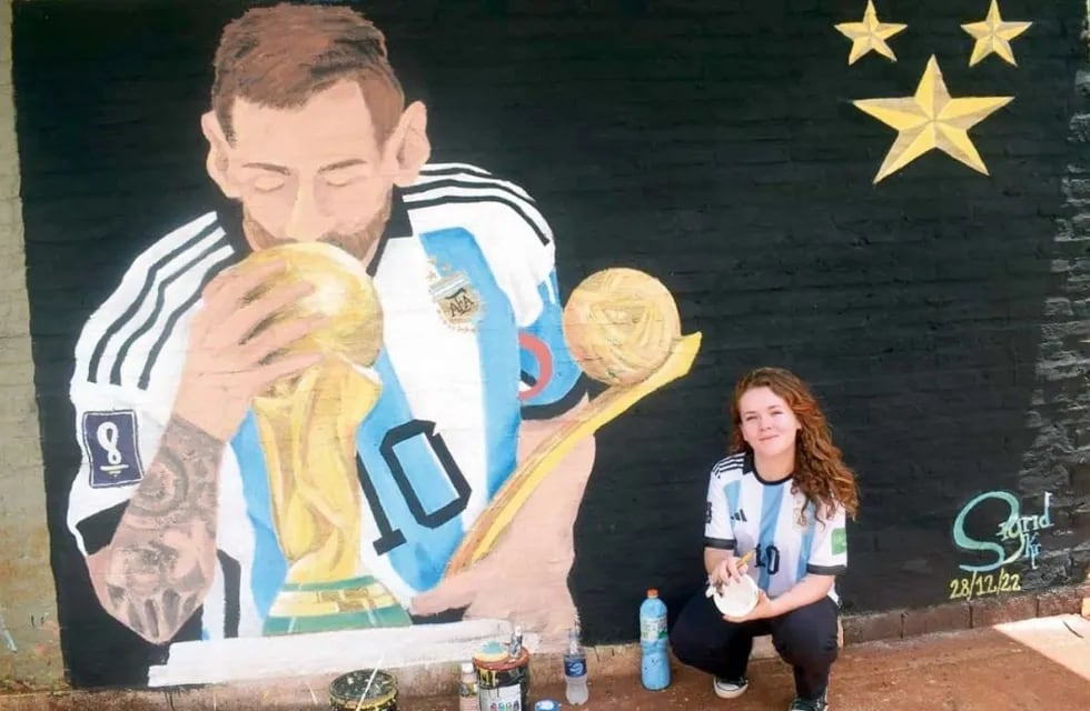 Sigrid Mariana Krewer (24), una artista de Jardín América que retrató a Lionel Messi en un costado del polideportivo municipal de la ciudad misionera
