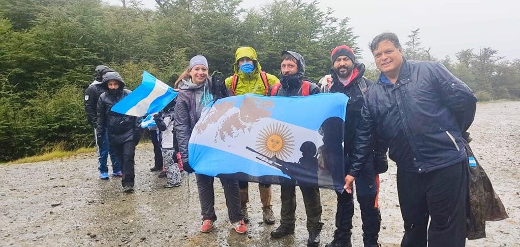 Tomando el ejemplo de los soldados que caminaron por las islas bajo condiciones meteorológicas adversas, se caminó por la geografía ushuaiense camino al Glaciar Le Martial.