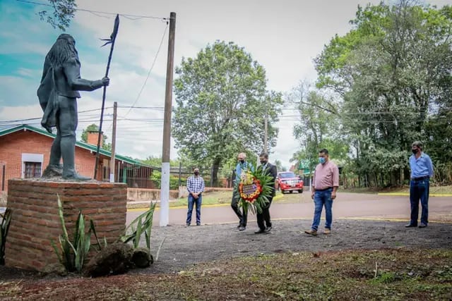 En el aniversario de su natalicio, inauguraron una estatua de Andrés Guacurarí en Eldorado