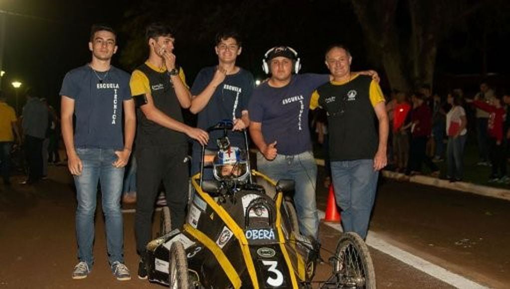 Estudiantes de la Epet n°3 "Polonia" se consagraron bicampeones de las carreras de autos eléctricos en Andresito.
