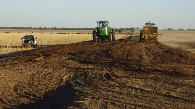 Trabajos de ingeniería rural para el manejo de conservación de suelos en uno de los distritos agropecuarios (La Voz/Archivo).