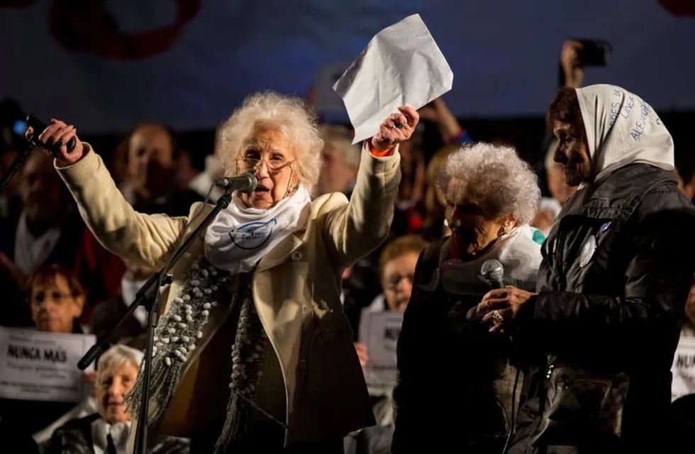 Estela de Carlotto, president of Grandmothers of Plaza de Mayo, asks demonstrators to lift their white handkerchiefs as a sign against a court ruling that benefited a man serving time for crimes against humanity during a demonstration in Buenos Aires, Argentina, Wednesday, May 10, 2017. In response to the popular outcry, earlier in the day Wednesday, Argentina's Congress approved a bill banning the reduction of jail sentences for people serving time for crimes against humanity. (AP Photo/Victor R. Caivano) buenos aires estela de carlotto marcha manifestacion contra el 2 x 1 crimenes lesa humanidad crimenes lesa humanidad ley 2x1 marcha protesta