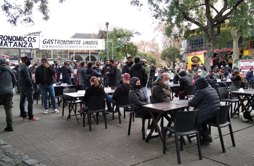 En contra de las restricciones: gastronómicos colocaron mesas en Plaza Serrano para reclamar