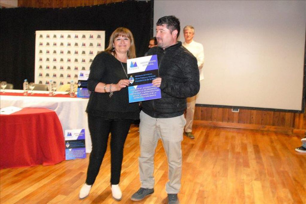 Fabiana Vazquez  Secretaria de Desarrollo Social Municipal entregando certificados .