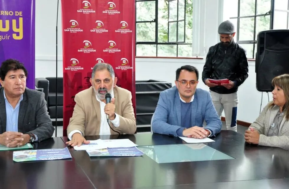 Hugo Flores, Raúl Jorge, Lisandro Aguiar y María Galán encabezaron el anuncio de la llegada de Los Pumpas XV a San Salvador de Jujuy este viernes.