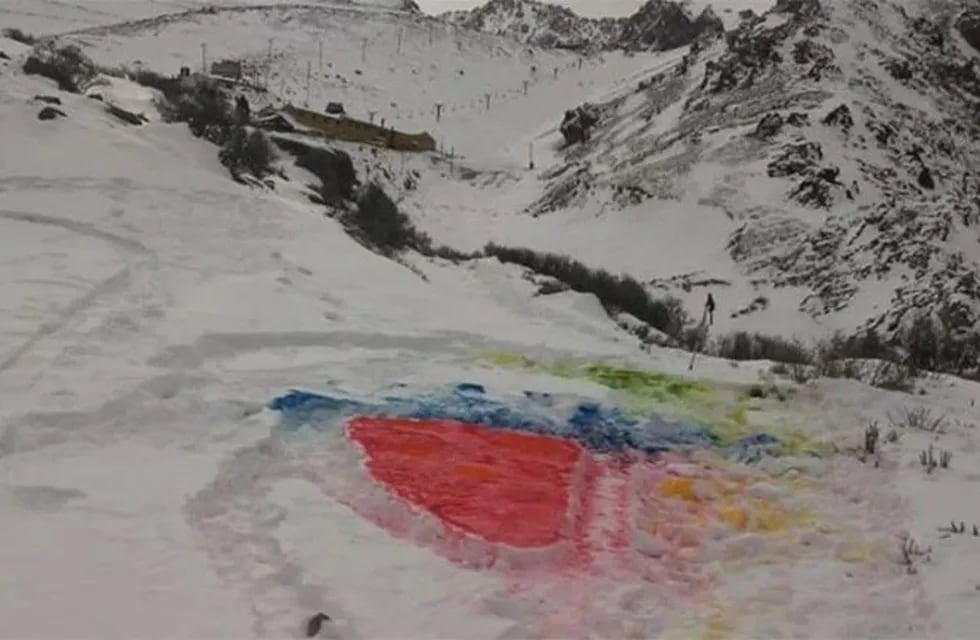 La pintada en la nieva que generó polémica y repudio.