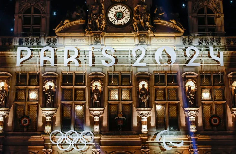 El ayuntamiento de París muestra su nueva decoración inspirada por los Juegos Olímpicos de París 2024, el martes 28 de noviembre de 2023. (AP Foto/Thomas Padilla)