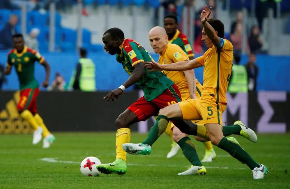 Soccer Football - Cameroon v Australia - FIFA Confederations Cup Russia 2017 - Group B - Saint Petersburg Stadium, St. Petersburg, Russia - June 22, 2017   Cameroon’s Vincent Aboubakar in action with Australia’s Mark Milligan and Aaron Mooy    REUTERS/Grigory Dukor
