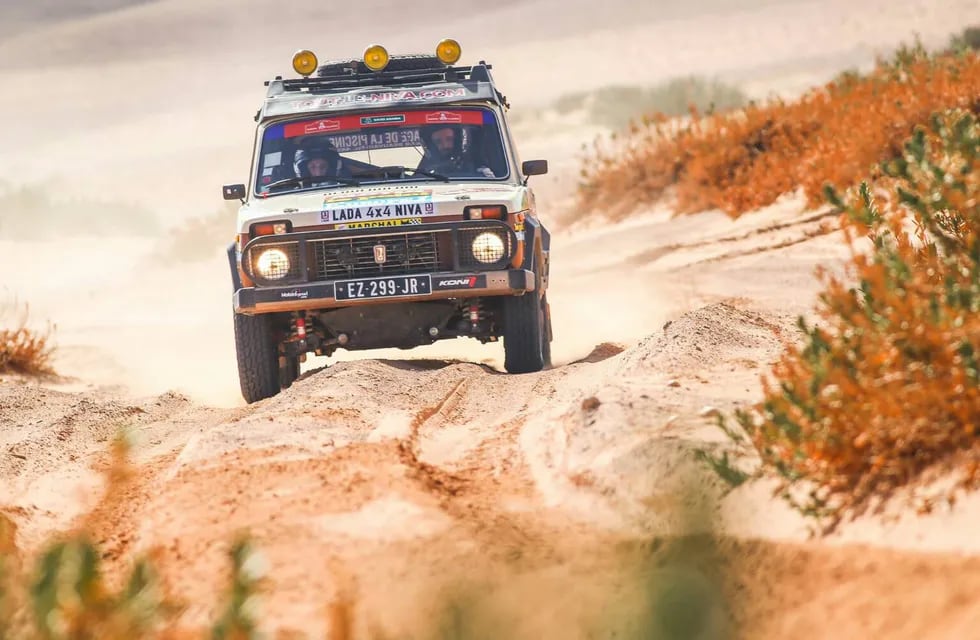 La dupla francesa Grabowski-Chenard en el Dakar Classic 2022. Compiten vehículos de 1979 a 2000.