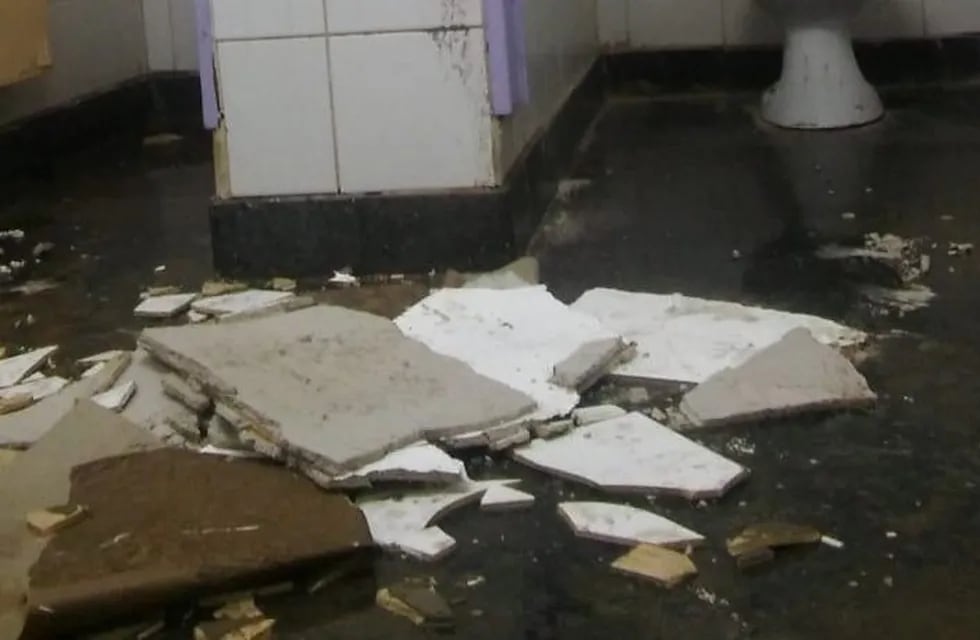 Se cayó parte del techo del baño de un establecimiento educativo en Senillosa, Neuquén.