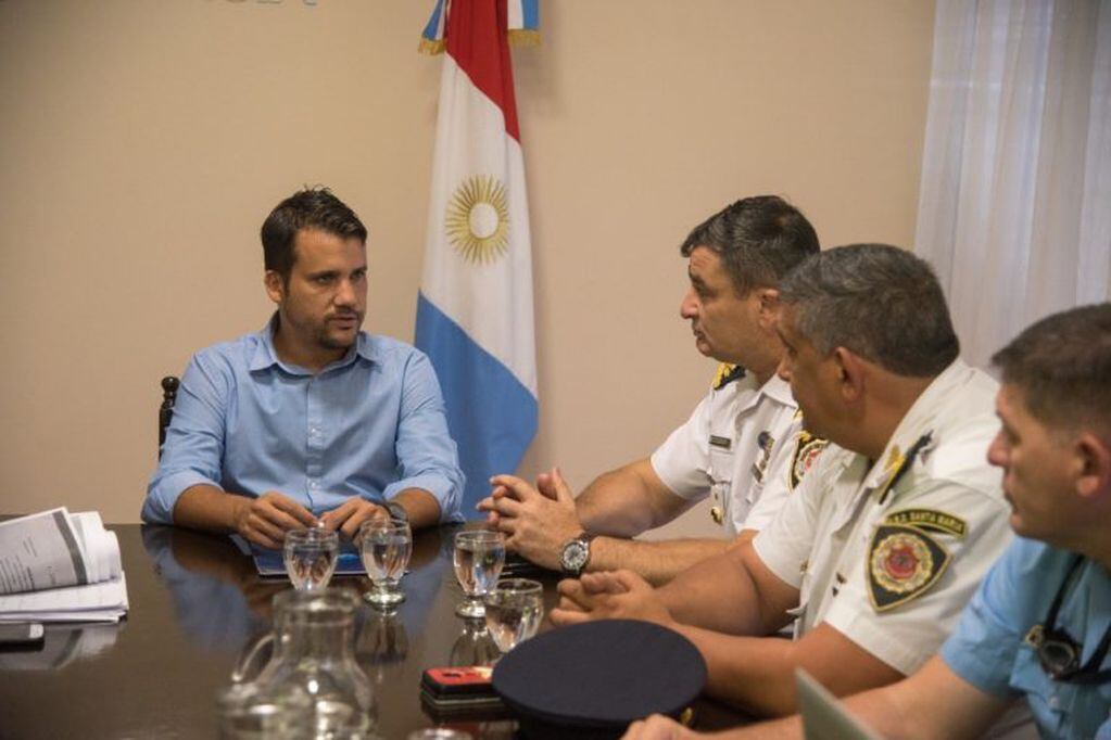 Intendente Marcos Torres reunido con las Fuerzas Policiales del Departamento Santa María.