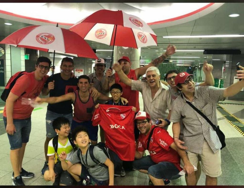 Hinchas de Independiente coparon Osaka para ver la Suruga Bank.
