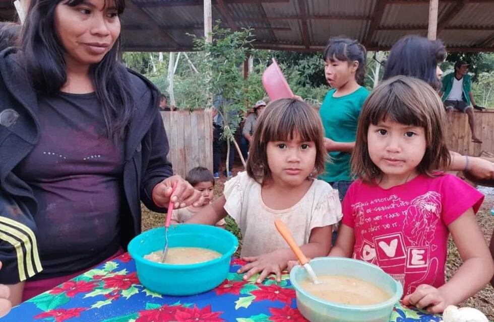 Niños de la aldea mby guaraní Jasy Porá de Puerto Iguazú comiendo un locro que donaron vecinos de la ciudad. (Javier Rodas)