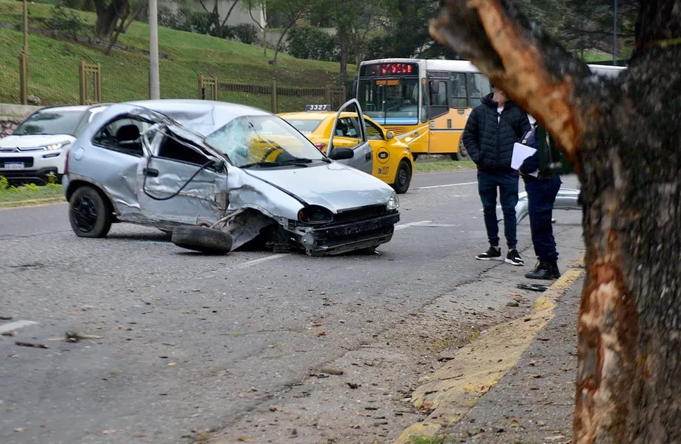 Accidente sobre la avenida Rafael Núñez de la ciudad de Córdoba. (Ramiro Pereyra / La Voz)
