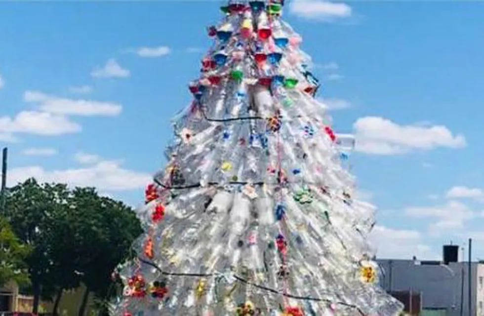 Vecinos de Gualeguaychú construyeron un árbol de navidad con material reciclado.