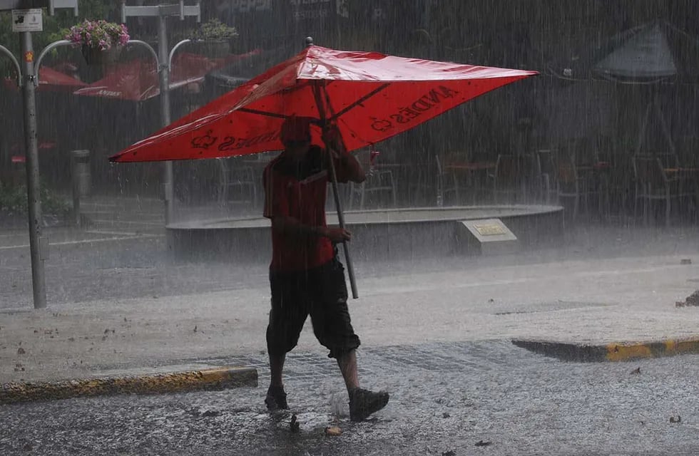 Imagen archivo de lluvia en Mendoza. Foto José Gutierrez /los Andes