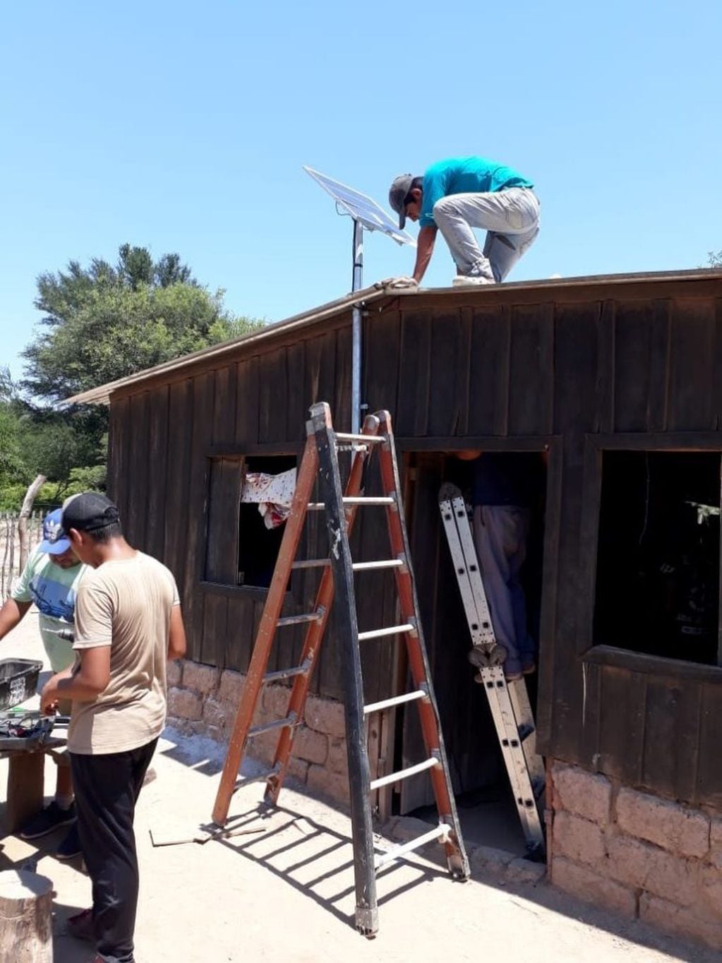 Instalación de paneles solares en las zonas rurales (Facebook Sebastian Dominguez Intendente)