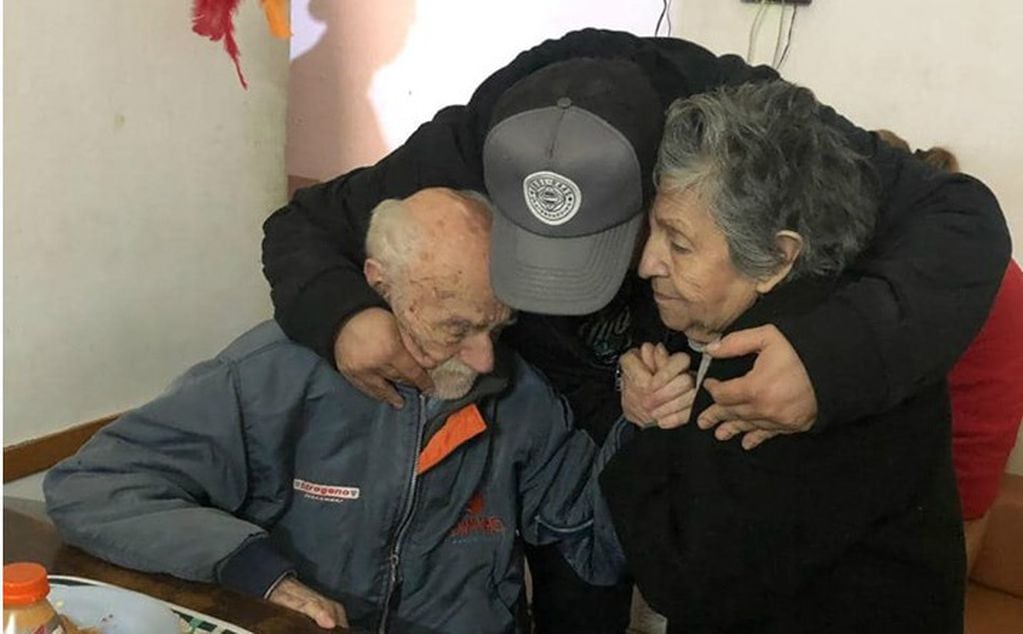 Juan Pablo Rodríguez, de la Fundación Un Tatuaje por una Sonrisa, visitó a los abuelos rosarinos que fueron abandonados.