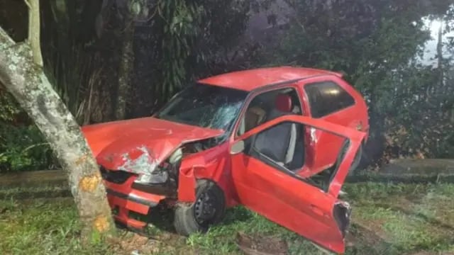 Se salvó de milagro: automóvil despistó y casi cae por un barranco en Puerto Iguazú
