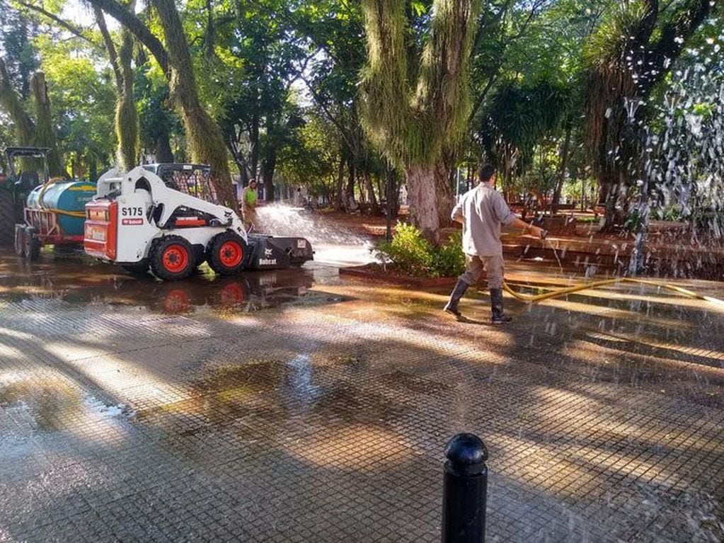 Plaza 9 de Julio en Posadas. Limpieza del sábado a la mañana aprovechando que nadie se anima al sol. (M. de Posadas)