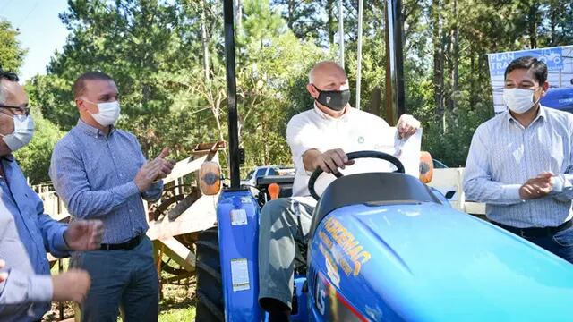 Entrega de tractores en Campo Grande gracias al “Plan Tractor"