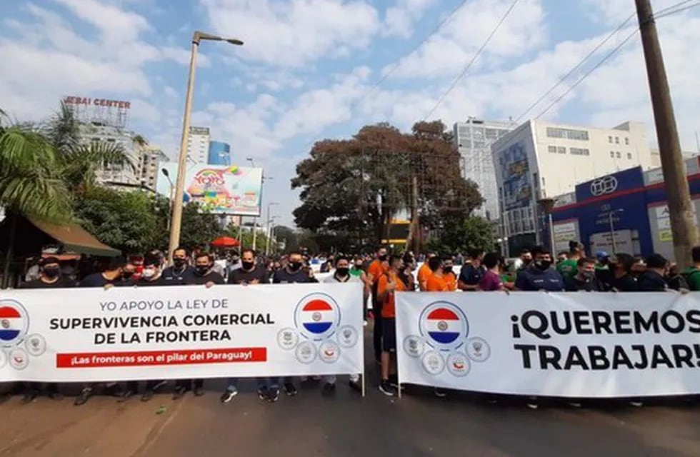 Comerciantes y empresarios de Ciudad del Este protestan en el Puente Internacional de la Amistad