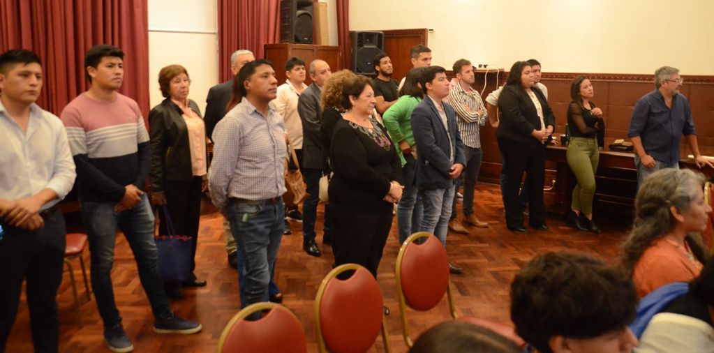 La diputada María Teresa Ferrín (al centro) y demás miembros de la comisión de Educación de la Legislatura, escucharon la exposición de los estudiantes.