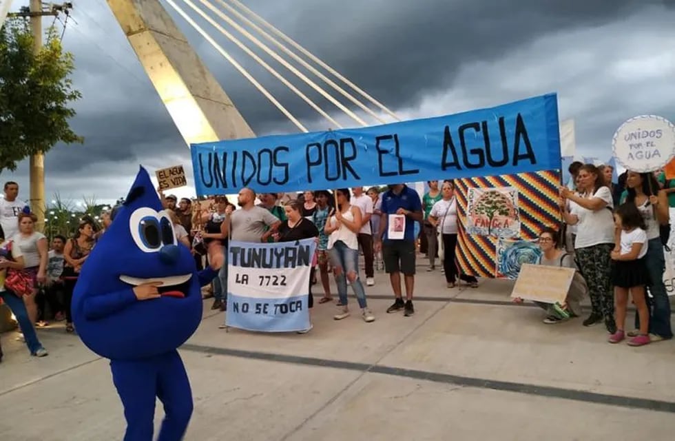 Marcha en defensa del agua en Carlos Paz.