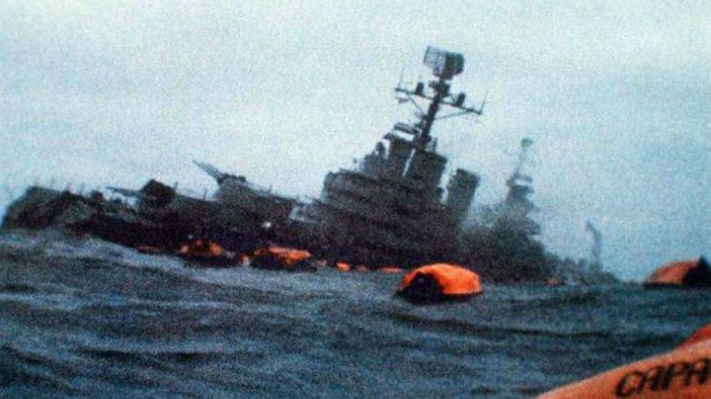 " de mayo de 1982, 16 horas. El Crucero fue atacado y en minutos se escoró sobre su banda, perdió 15 metros de la proa y sus tripulantes, los que sobrevivieron, debieron abandonar la nave.