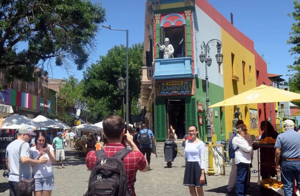 Turistas visitan el pasaje Caminito en Buenos Aires (Argentina). Crédito: EFE/Tono Gil.