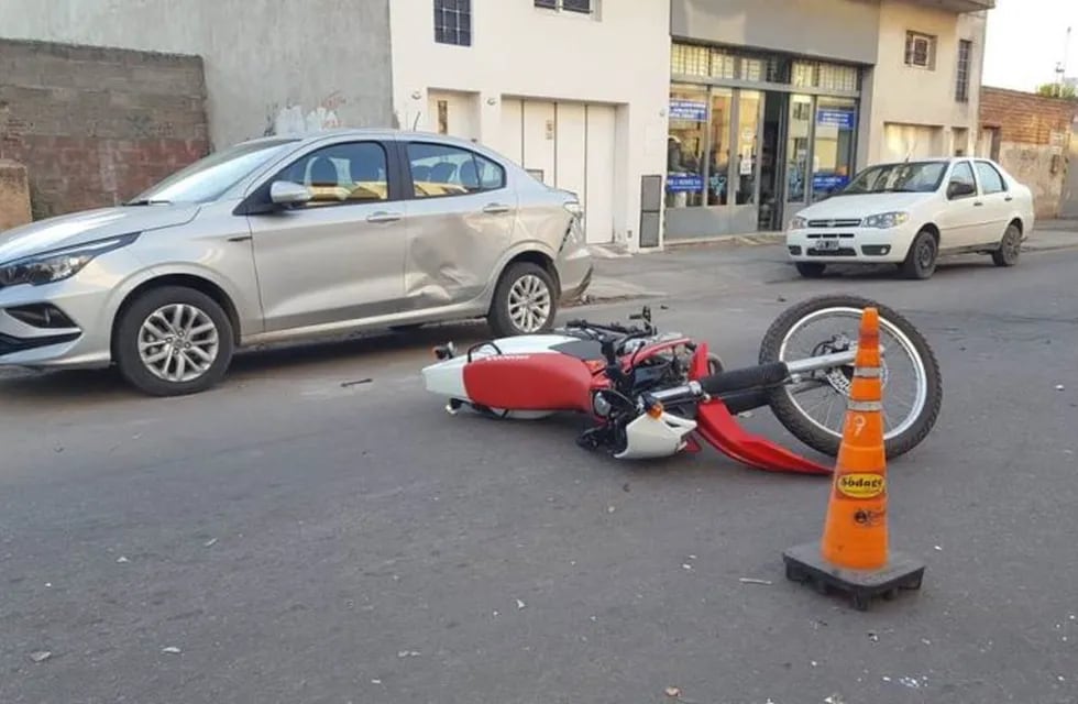 Un motociclista herido tras un choque contra un auto