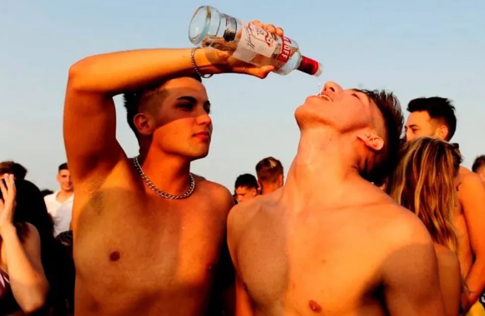 El exceso de alcohol en las playas. (Fernando de la Orden, Clarín)