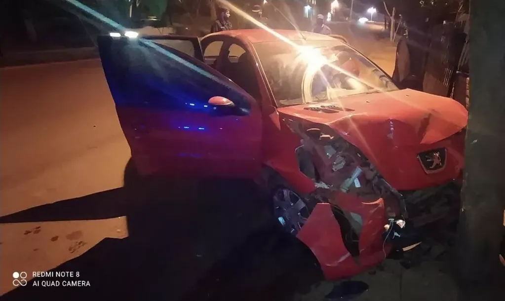 Alcohol al volante: despistó con su automóvil e impactó el muro de un domicilio.
