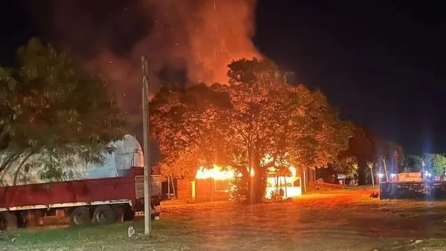 Un local gastronómico terminó destruido por un incendio en Puerto Iguazú