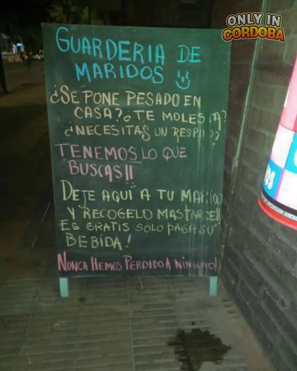 El humorístico cartel se pudo ver en un bar de barrio Güemes.