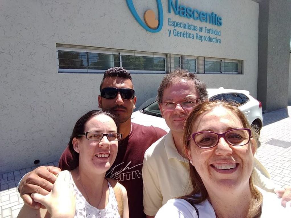 El 26 de febrero en las puertas de la clínica en donde se realizó la fertilización en Córdoba. (Foto: gentileza Julián Mondragón para VíaCarlosPaz).