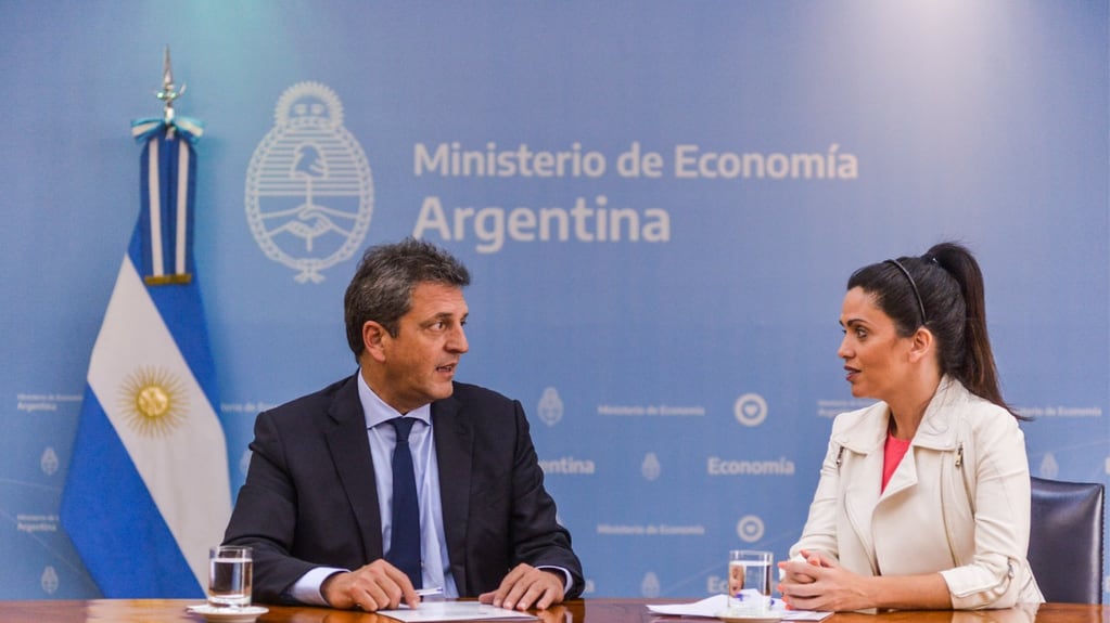 El ministro de Economía, Sergio Massa, y la titular del PAMI, Luana Volnovich. 