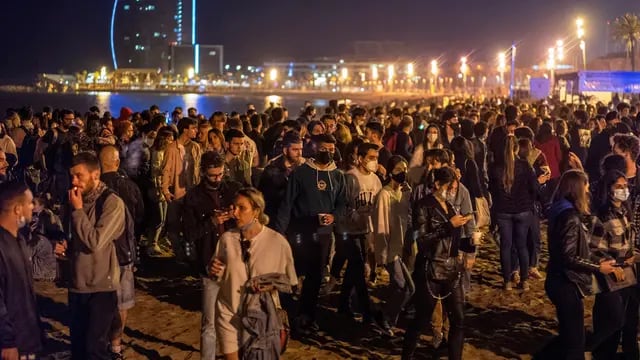 Fiestas callejeras en España por el fin de las restricciones