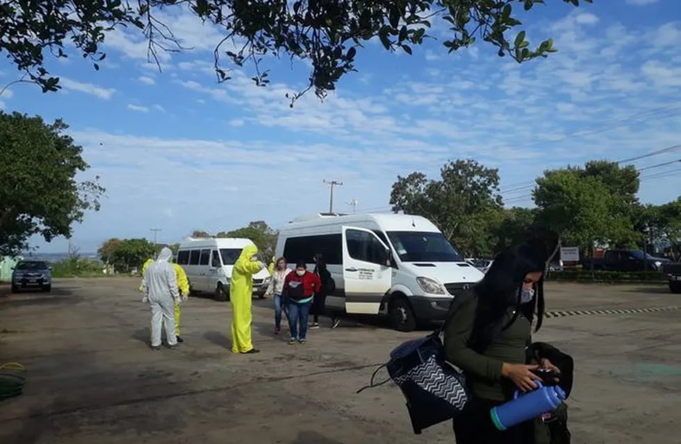 Vehículos del gobierno de Itapúa, Paraguay, en los que llegaron los repatriados desde Posadas a Encarnación. (ABC Color)