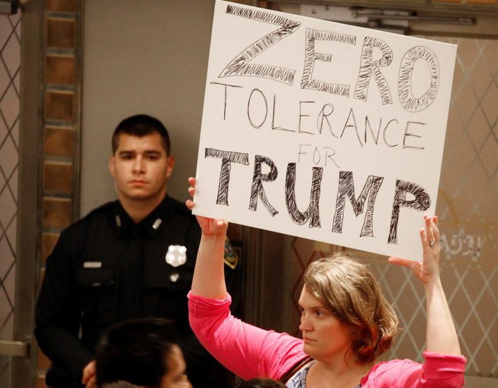 Una mujer sostiene un cartel contra el presidente Donald Trump (Foto: Larry Smith/EFE)
