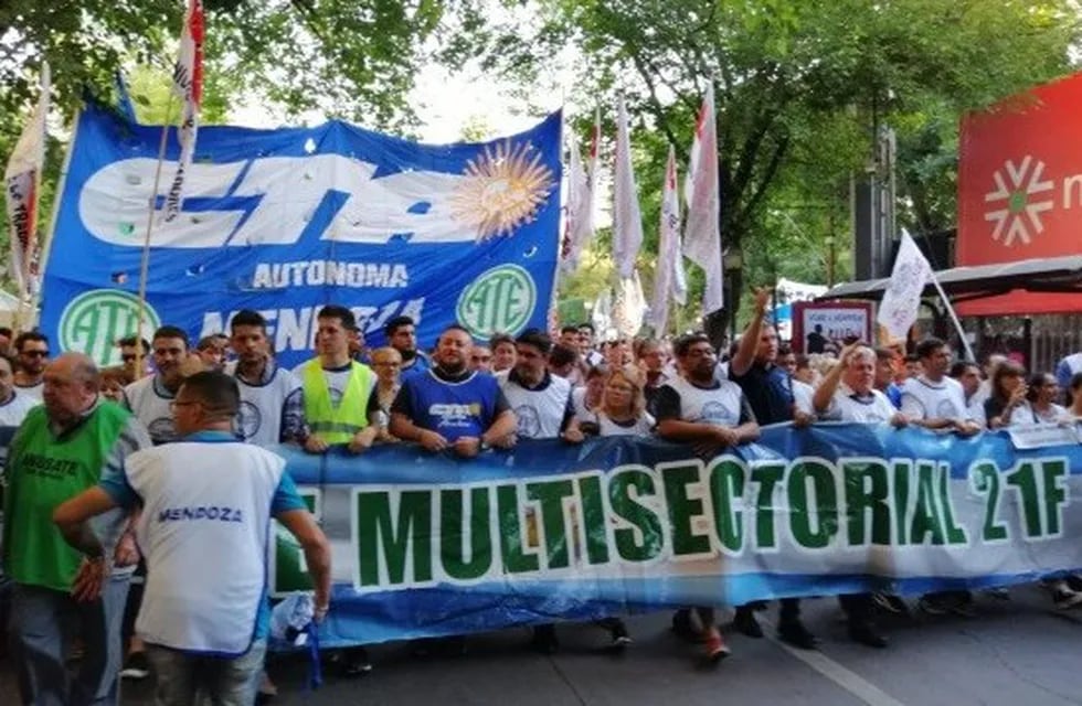 Multitudinaria marcha se efectuó este jueves en Mendoza.