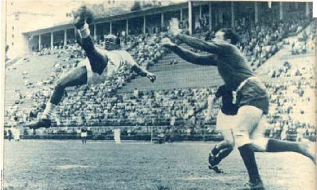 Chilena de un brasileño. Leonidas encarnó el fútbol espectáculo y convirtió una gol sin el botín, que había quedado encajado en el barro.
