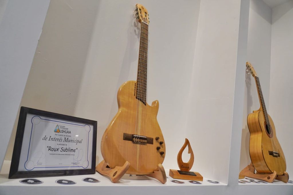 Ushuaia: distinguen emprendimiento local de fabricación de guitarras con madera de lenga